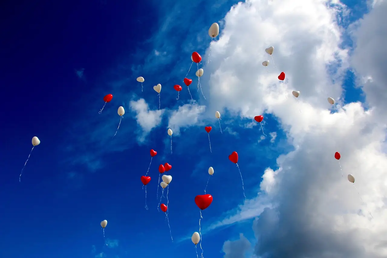 שמונת הכללים לזוגיות מוצלחת balloons, heart, sky, clouds, love, romance, romantic, wedding day, flying, nature, blue sky