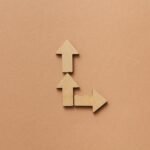 רוצה לשלוט בכעס שלך ולהירגע מהר? תכיר את הכלי החלפת תפקידים close up of wooden arrows